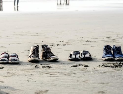 Chaussures vides illustrant le vide laissé par les attentats en France pour les proches des victimes de ces préjudices, notamment appelés victimes par ricochet.